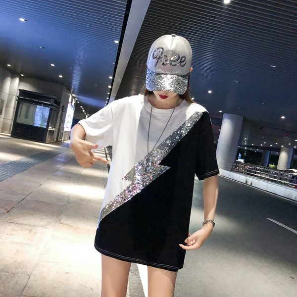 Stílusos női póló rövid ujjal és flitterekkel