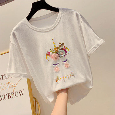 Virágokkal és gyöngyökkel díszített női póló