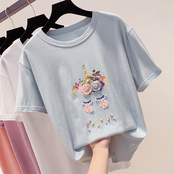 Virágokkal és gyöngyökkel díszített női póló