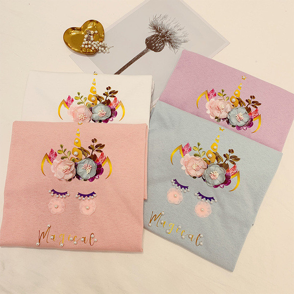 Virágokkal és gyöngyökkel díszített női póló