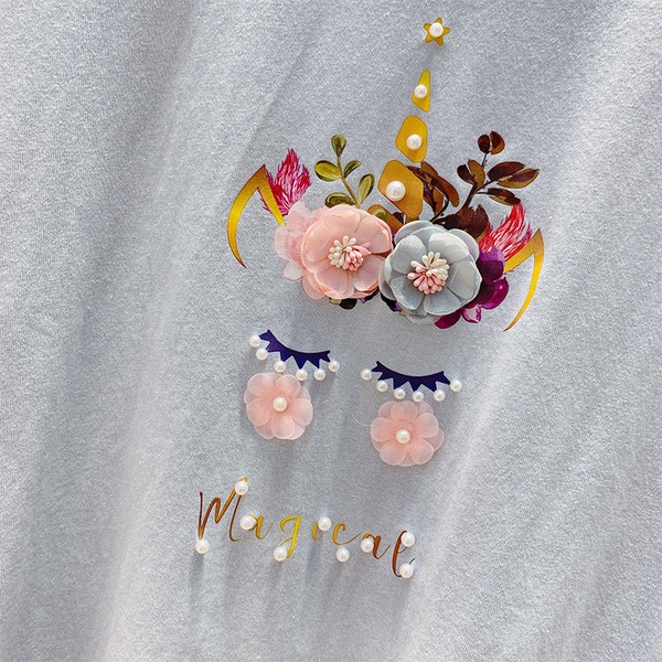 Virágokkal és gyöngyökkel díszített női póló