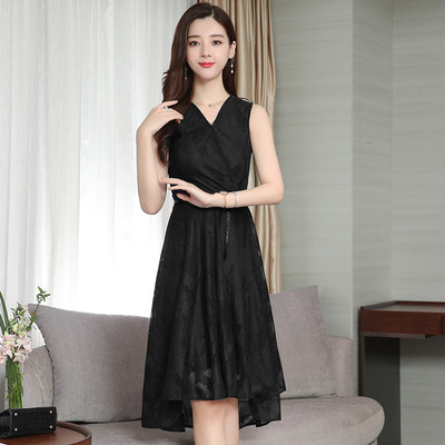 Stílusos női ruha fekete és kék övvel