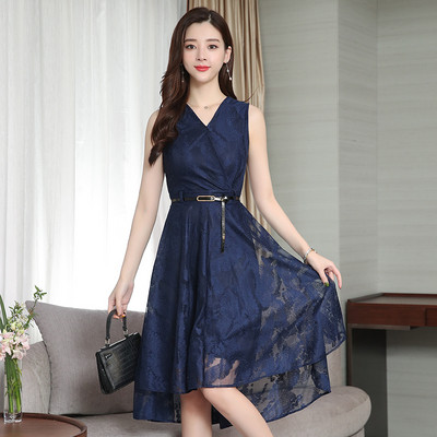 Stílusos női ruha fekete és kék övvel