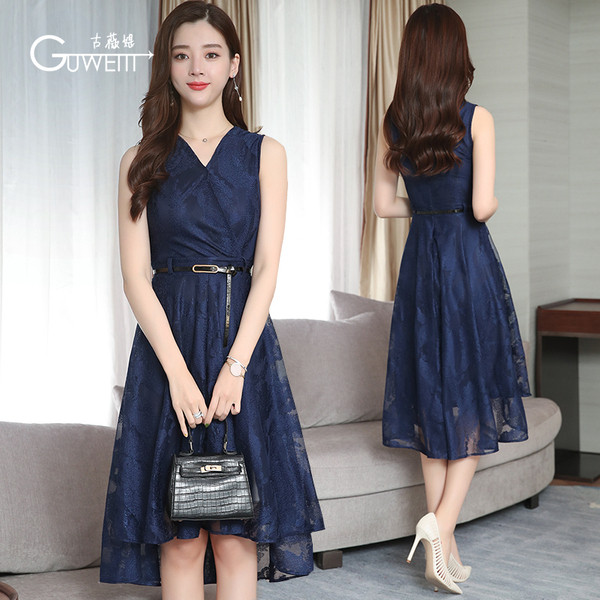 Stílusos női ruha fekete és kék övvel