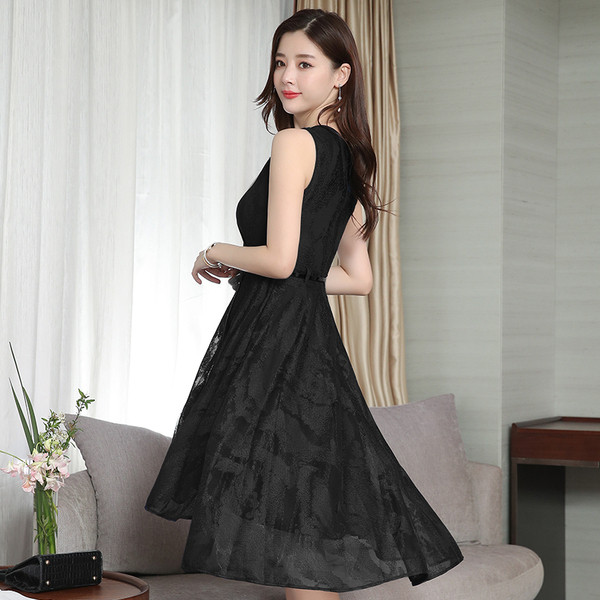 Stílusos női ruha fekete és kék övvel