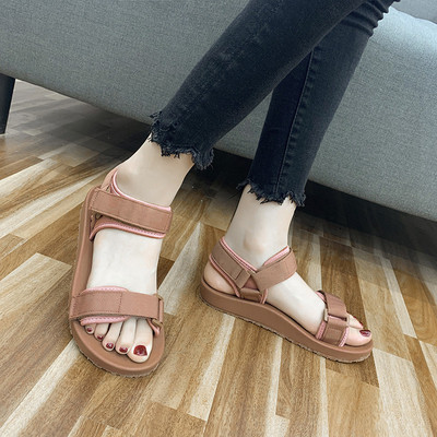 Aktuális női szandál két színben, lapos talppal