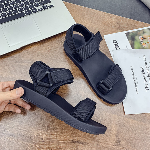 Aktuális női szandál két színben, lapos talppal