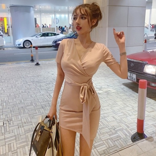 Női ruha rövid ujjal, derékkötővel