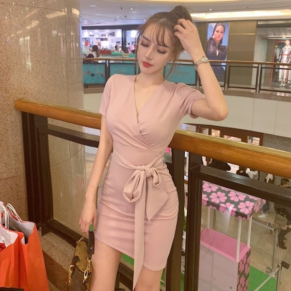 Női ruha rövid ujjal, derékkötővel