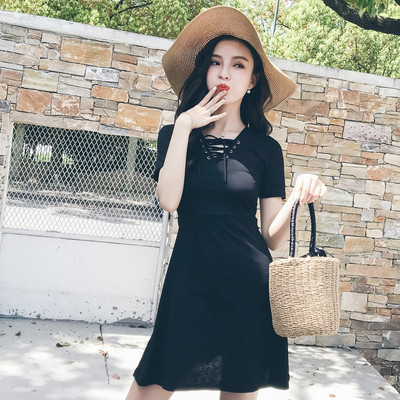 Alkalmi női ruha V-nyakkal és fűzős fekete színben