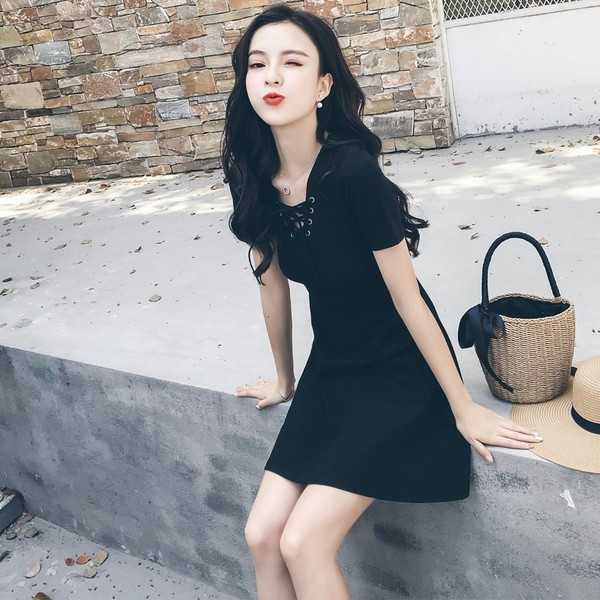 Alkalmi női ruha V-nyakkal és fűzős fekete színben