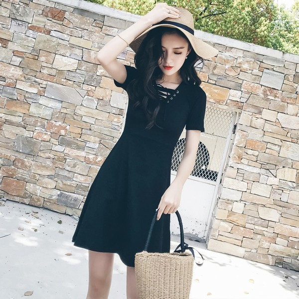 Alkalmi női ruha V-nyakkal és fűzős fekete színben