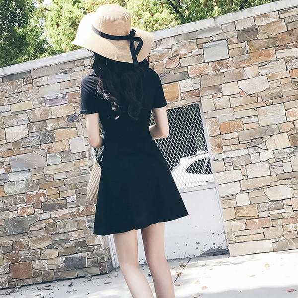 Alkalmi női ruha V-nyakkal és fűzős fekete színben