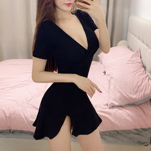 Rövid, brokát női ruha, rövid ujjú V-nyakú és hasítékkal