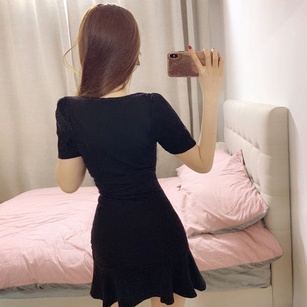 Rövid, brokát női ruha, rövid ujjú V-nyakú és hasítékkal