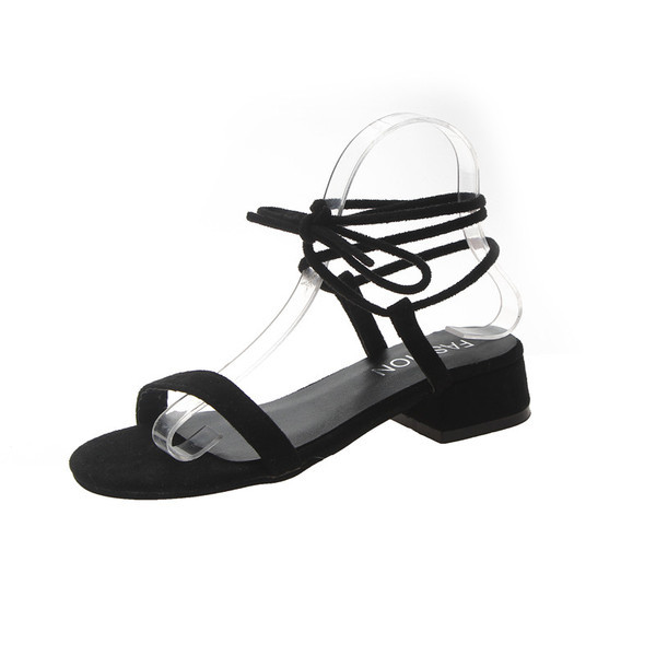 Aktuális női szandál két színben fűzős