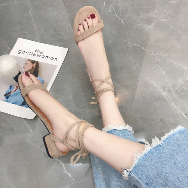 Aktuális női szandál két színben fűzős