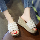 Stílusos női papucs emelvényes bézs és fekete színben