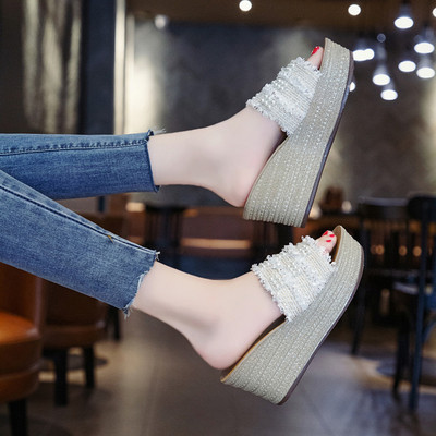 Stílusos női papucs emelvényes bézs és fekete színben