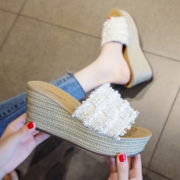 Stílusos női papucs emelvényes bézs és fekete színben