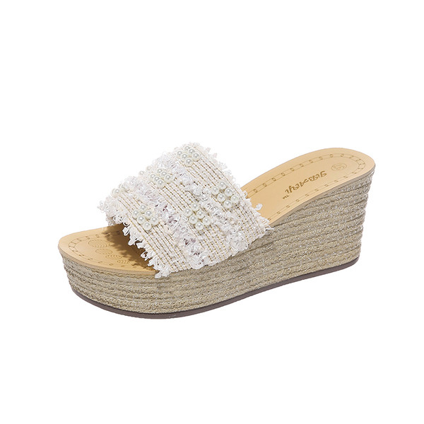 Stílusos női papucs emelvényes bézs és fekete színben