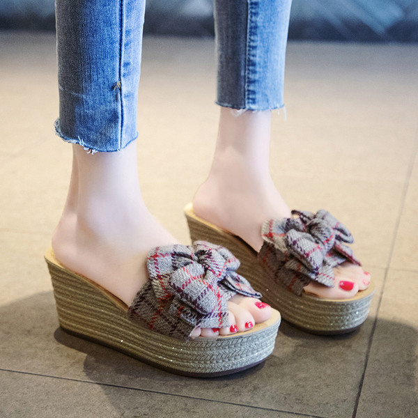 Modern női papucs szalaggal, magas talppal több színben