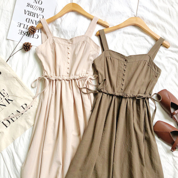 Hétköznapi női ruha vékony pántokkal és nyakkendőkkel több színben