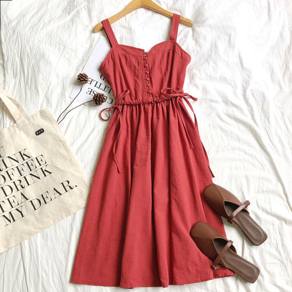 Hétköznapi női ruha vékony pántokkal és nyakkendőkkel több színben