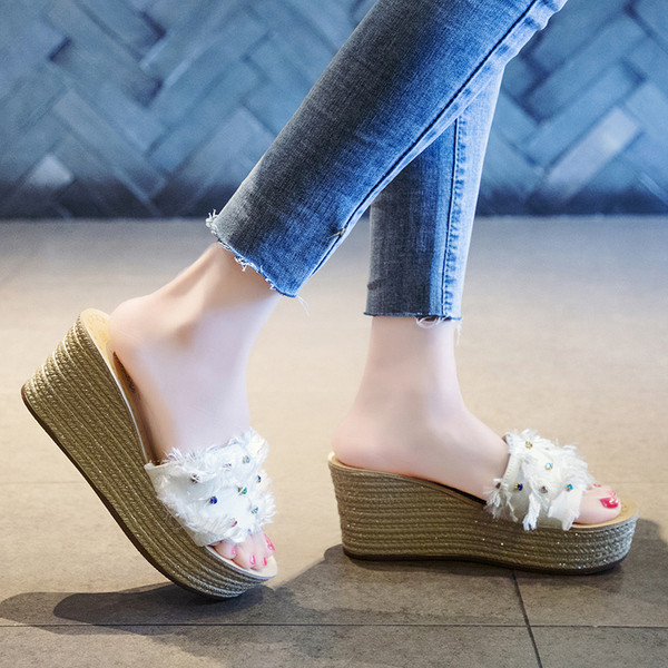 Női papucs emelvényes és gyöngyökkel több színben