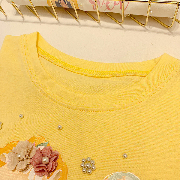 Rövid ujjú, gyöngy díszítésű női póló