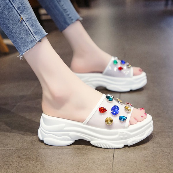 Aktuális női papucs színes kövekkel, fehér, fekete és sárga színben