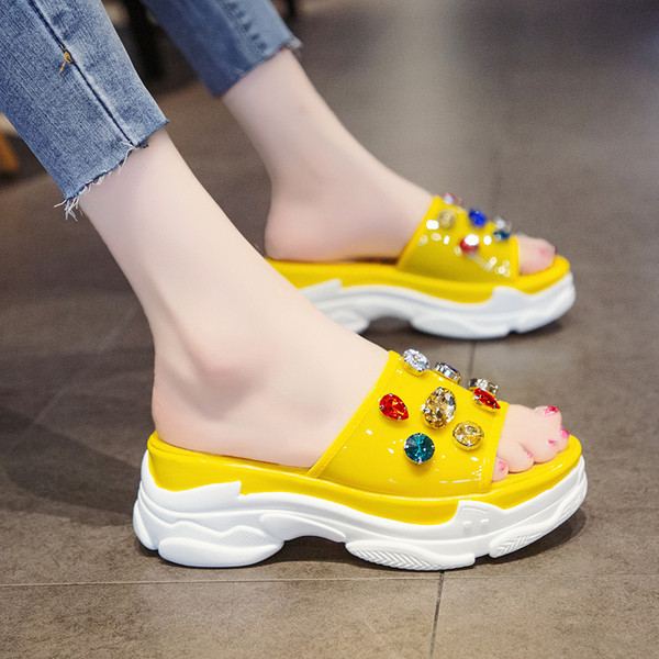 Aktuális női papucs színes kövekkel, fehér, fekete és sárga színben