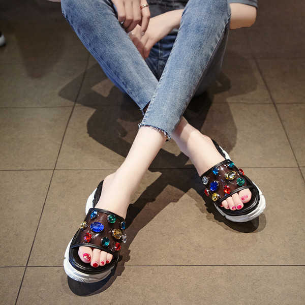 Aktuális női papucs színes kövekkel, fehér, fekete és sárga színben