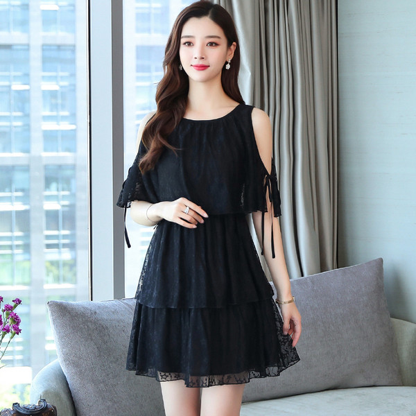 Nyári női ruha fekete-fehér színben