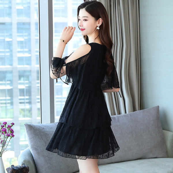 Nyári női ruha fekete-fehér színben