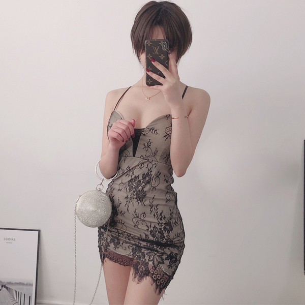 Rövid női ruha vékony pántokkal és csipkével