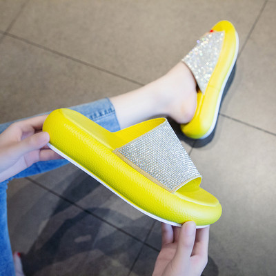 Modern női papucs új modellje kövekkel és színes talppal