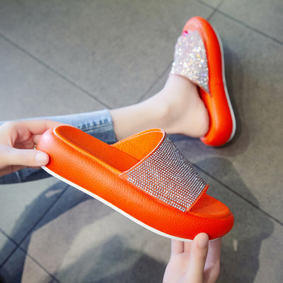 Modern női papucs új modellje kövekkel és színes talppal