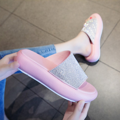 Modern női papucs új modellje kövekkel és színes talppal