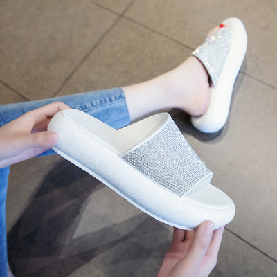 Modern női papucs új modellje kövekkel és színes talppal