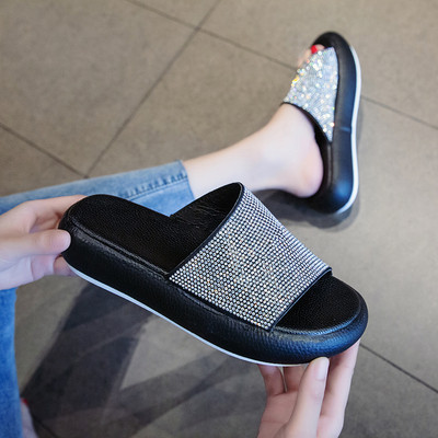 Modern női papucs új modellje kövekkel és színes talppal