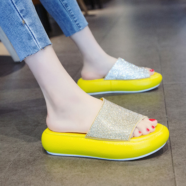 Modern női papucs új modellje kövekkel és színes talppal