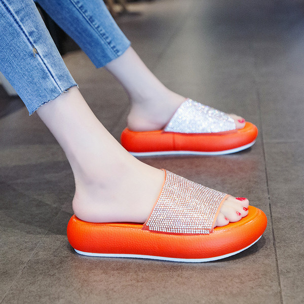 Modern női papucs új modellje kövekkel és színes talppal