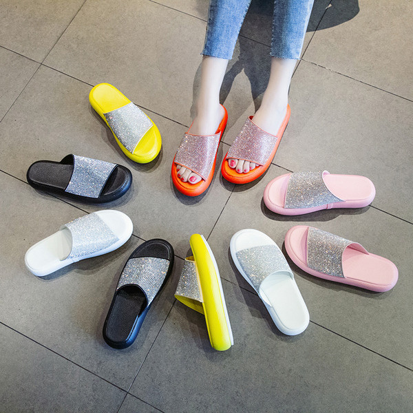 Modern női papucs új modellje kövekkel és színes talppal