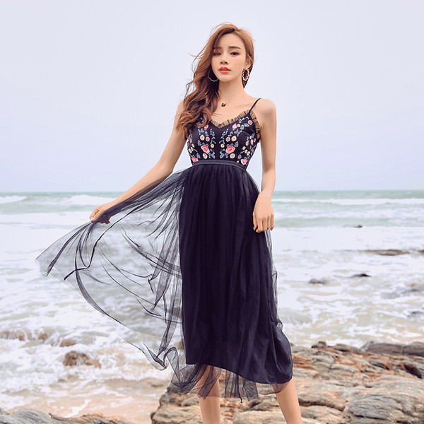 Nyári ruha V-nyakú pántokkal és tülllel