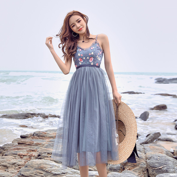 Nyári ruha V-nyakú pántokkal és tülllel