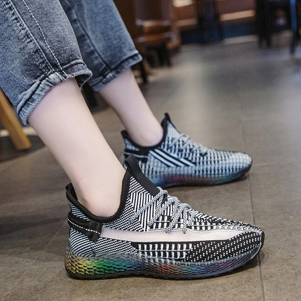 Női alkalmi tornacipő fekete és szürke színben