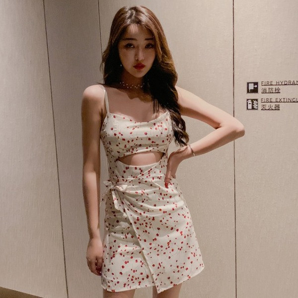 Rövid női ruha vékony pántokkal, alsó rész transzferrel