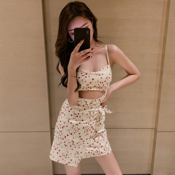 Rövid női ruha vékony pántokkal, alsó rész transzferrel