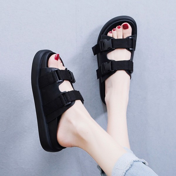 Női alkalmi papucs fekete-fehér színben